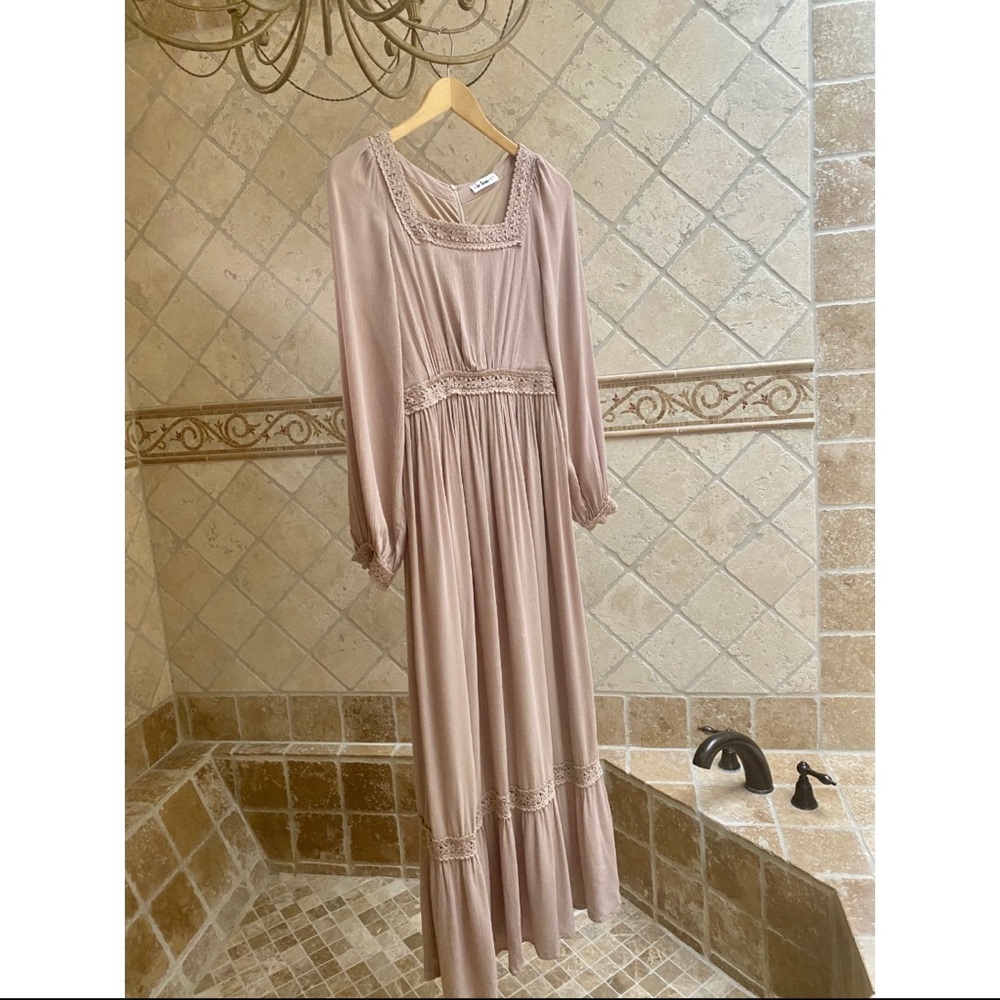 NEW!✨ The Lauren Lace Detail Maxi Dress - Picture 4 of 7